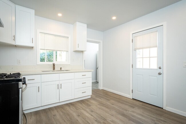 Building Photo - 10152 Haines Canyon Ave