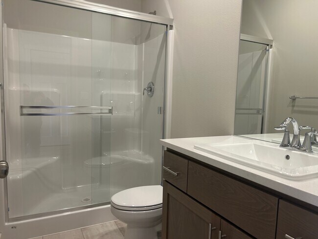 Baño completo en la planta baja - 535 Withers Ct SE