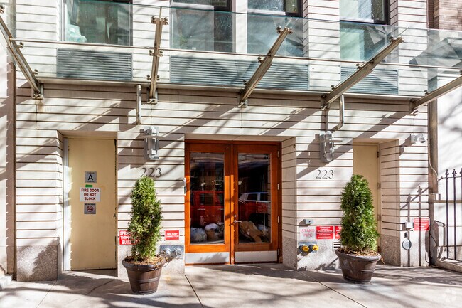 Building Photo - 223 W 80th St