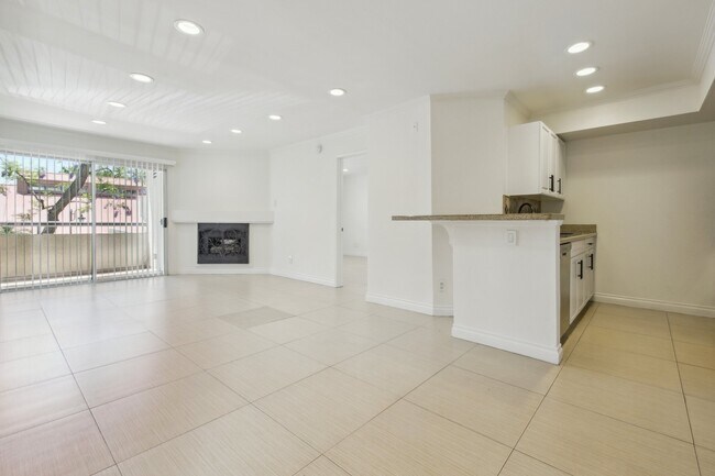 Building Photo - 5535 Canoga Ave