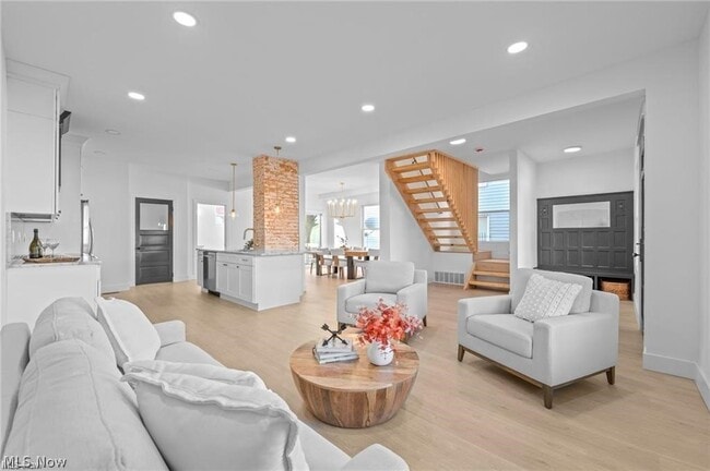 Building Photo - 1422 W 77th St