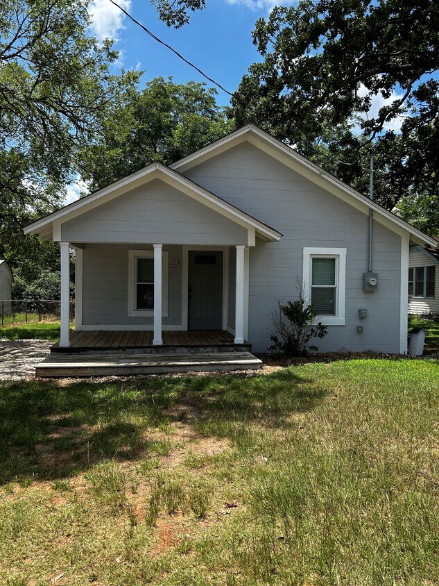 229 N Garrison St, Frankston, TX 75763 House Rental in Frankston, TX