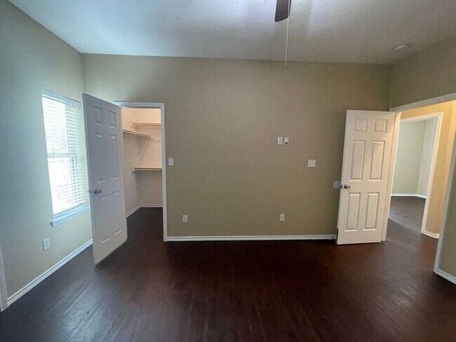 Foto del edificio - ((FREE May Rent)) AMAZING & Spacious 3/2 F...