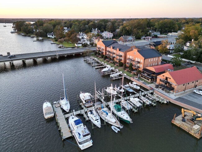 Foto del edificio - Fully Furnished Waterfront Elegance on Mai...