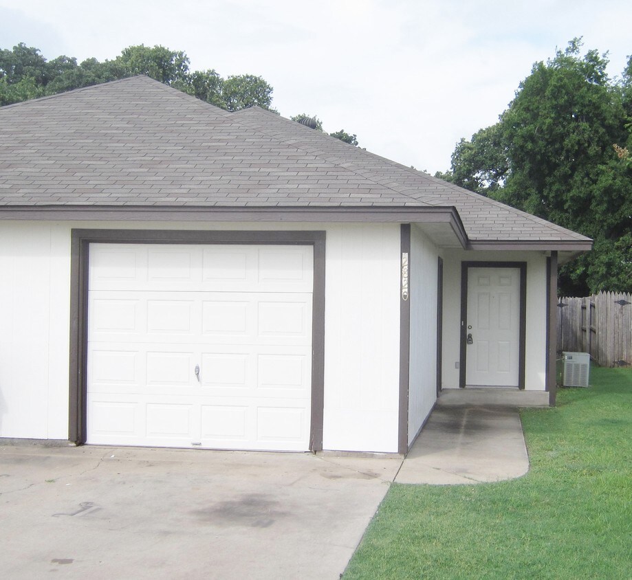 2820 James, Granbury, TX 76049 Townhome Rentals in Granbury TX