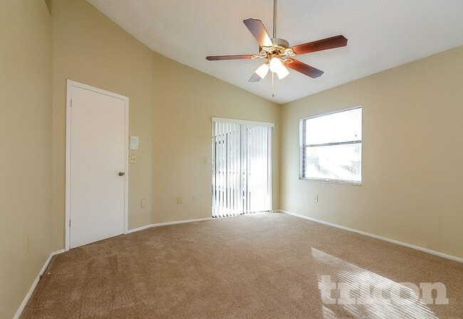 Foto del edificio - 8111 Hathaway Dr