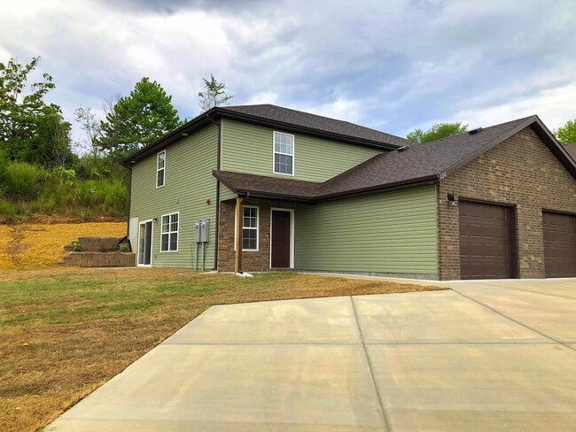 Building Photo - Cute town house with lawncare included!