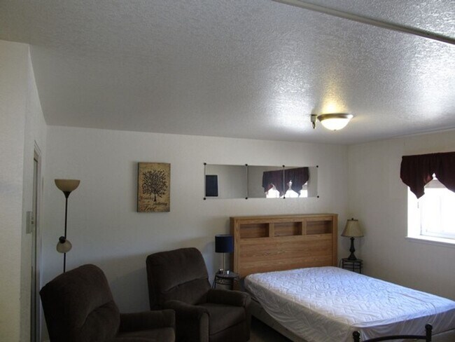 Foto del edificio - Perfectly Located Carriage House Condo