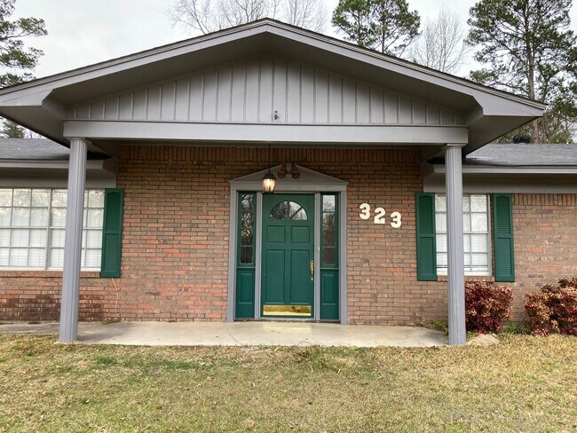 Foto del edificio - 323 Red Bluff Rd