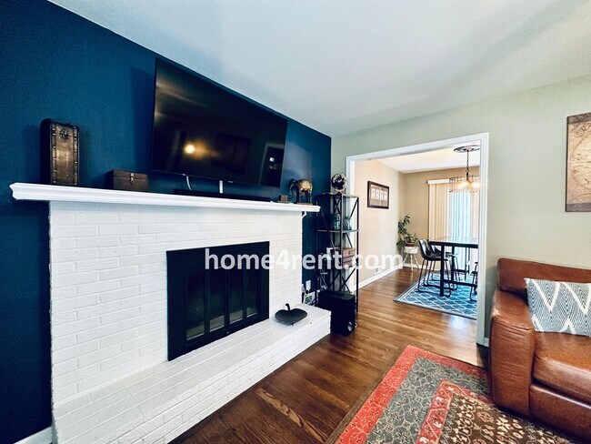 Foto del edificio - Beautiful Overland Park Home w/ Wood Floor...