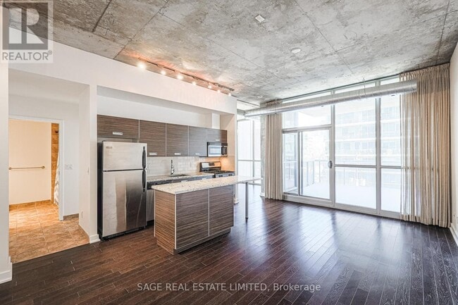 Building Photo - 60 Bathurst St