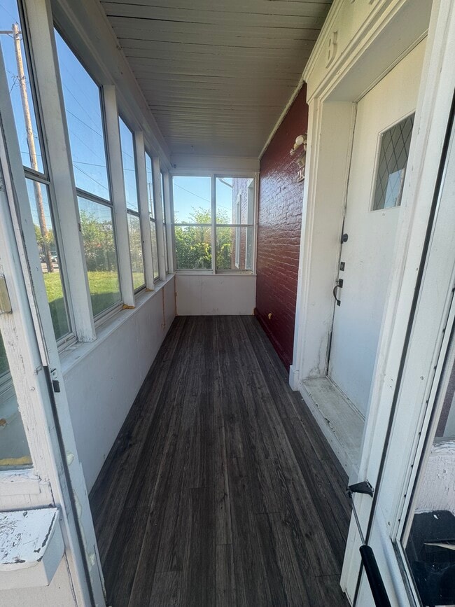 Building Photo - 410 E Winona Ave