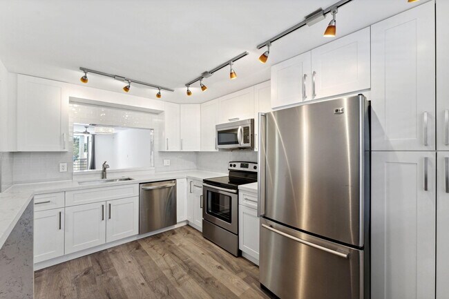 Building Photo - 555 Banyan Tree Ln