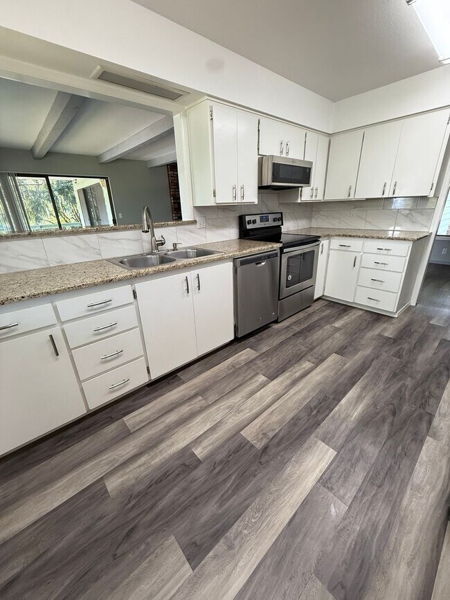 Foto del edificio - 3956 Orchard Heights Rd NW