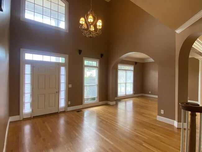 Building Photo - Improved Rent and $1500 off December Rent