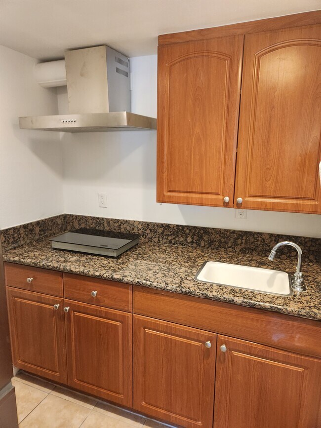 Foto del edificio - 4921 Kester Ave