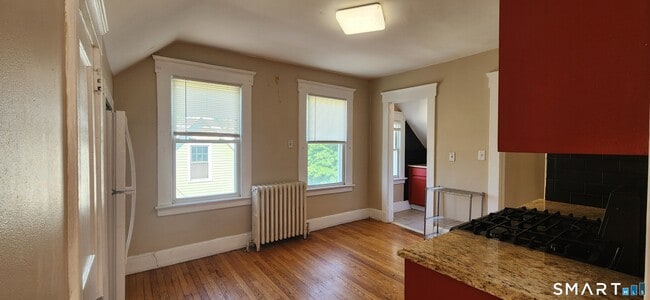 Building Photo - 352 Elm St