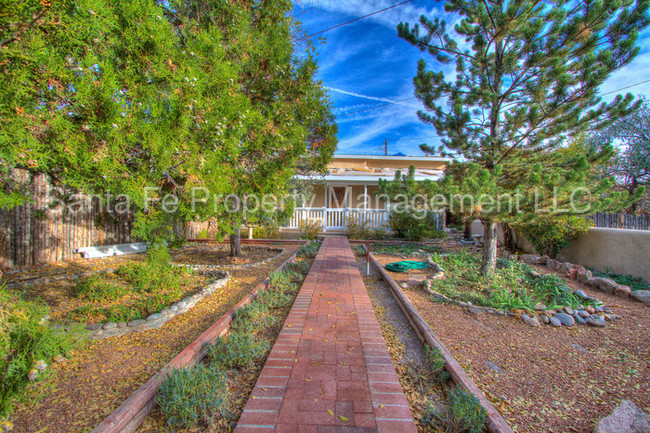 Building Photo - 549 Agua Fria St
