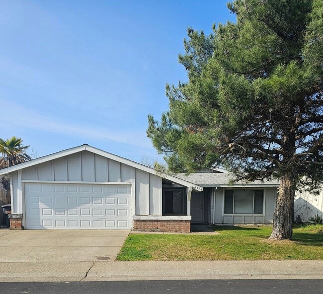 UPDATED 4 BED HOME IN SACRAMENTO!! $500 OFF MOVE-IN SPECIAL! - UPDATED 4 BED HOME IN SACRAMENTO!! $500 OFF MOVE-IN SPECIAL!