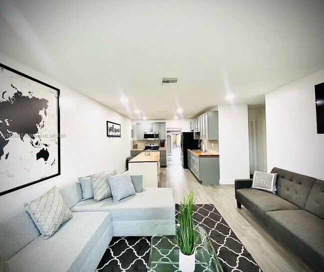 Foto del edificio - 817 NW 30th Ct