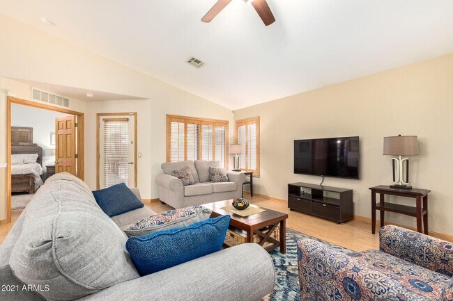 Foto del edificio - Solar Included! 3 bed 2 bath in Mountain Vista Ranch