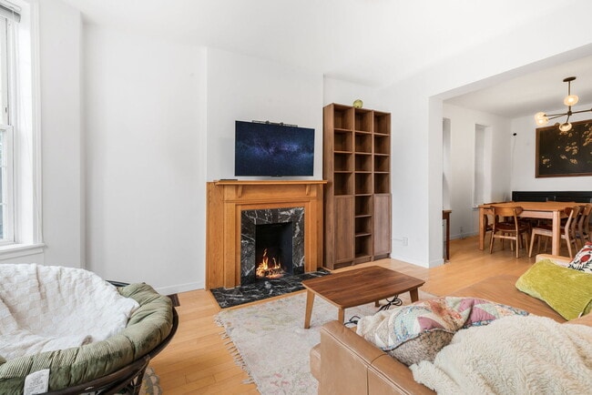 Building Photo - 512 W 37th St