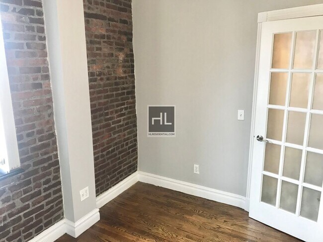 Building Photo - PERRY ST.