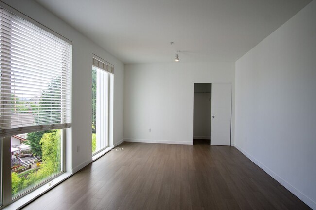 Building Photo - Light & Bright Top-Floor Studio w/Modern Amenities Ready Mid-April!