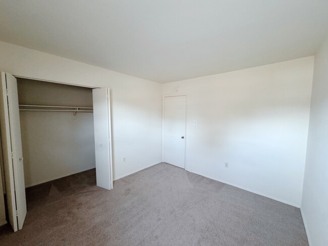 Building Photo - 127 Newcastle Dr