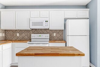 Building Photo - 805 N Main St