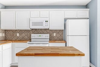 Building Photo - 805 N Main St