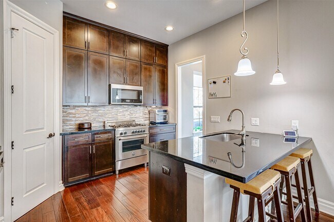 Foto del edificio - 1237 W 24th St