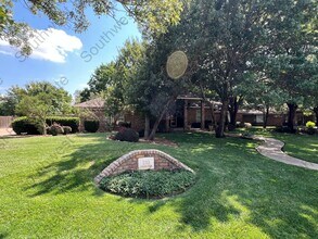 Building Photo - 203 Sandzen Dr