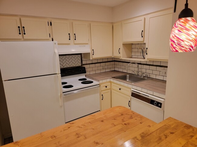 Building Photo - 8022 Westover Dr