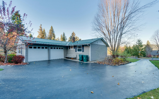 Building Photo - 12845 N Hauser Lk Rd