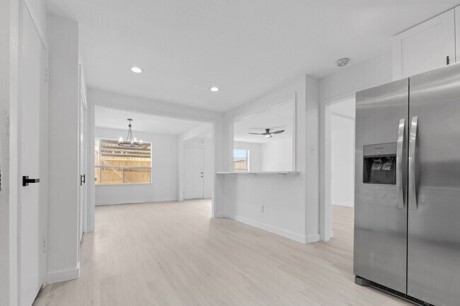 Foto del edificio - 6646 Montauk Dr