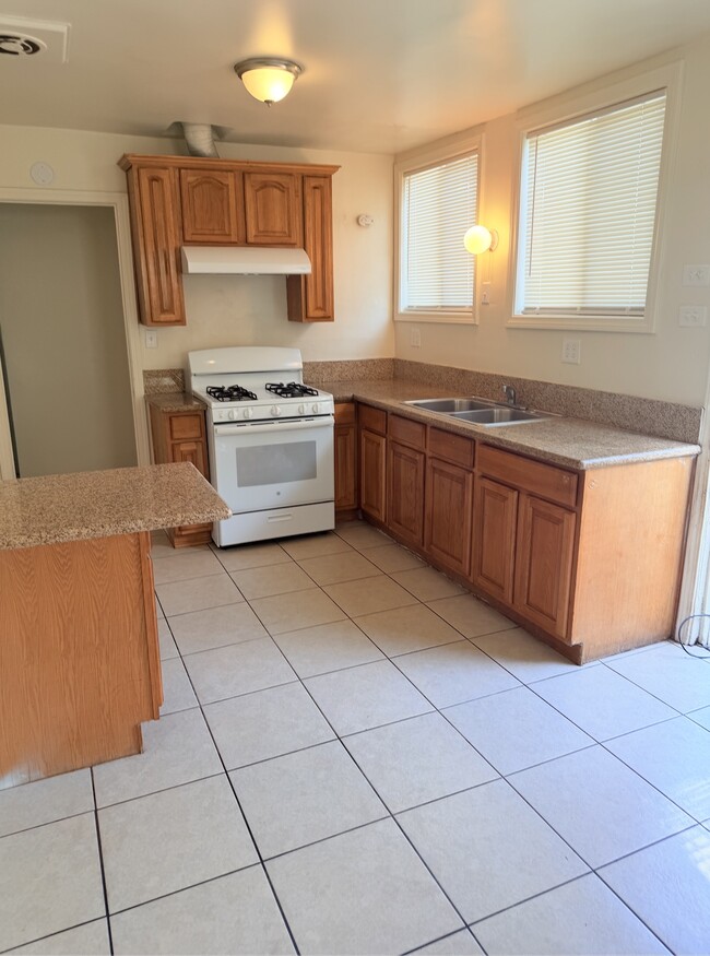 Building Photo - 818 E Rte 66