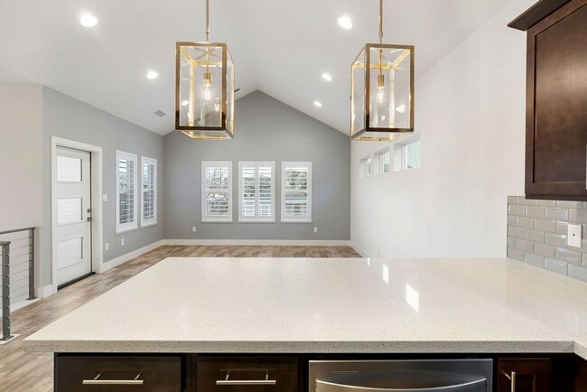 Foto del edificio - Contemporary Dual Level MidTown Bungalow with Balcony & Garage!