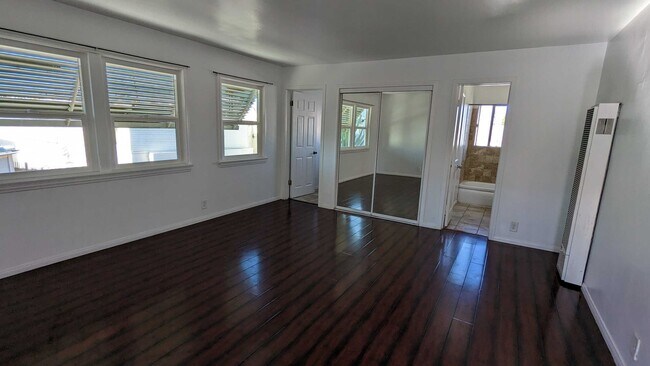 Building Photo - 947 W 55th St
