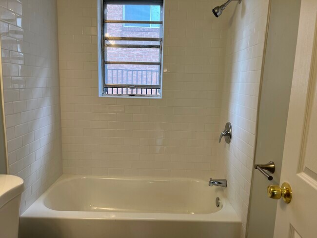 Foto del edificio - 223 Mountain Ave SW