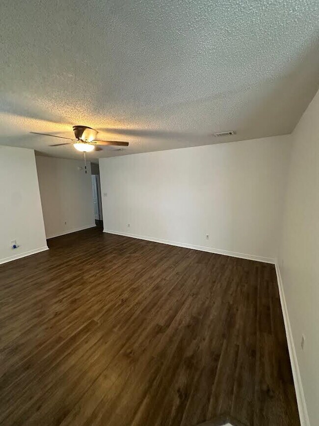 Foto del edificio - "Charming 3-Bed home with 2 Baths in Fort ...