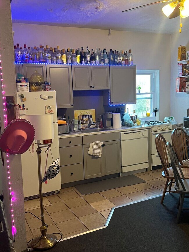 Foto del edificio - 4 bedroom town house 2 bathrooms