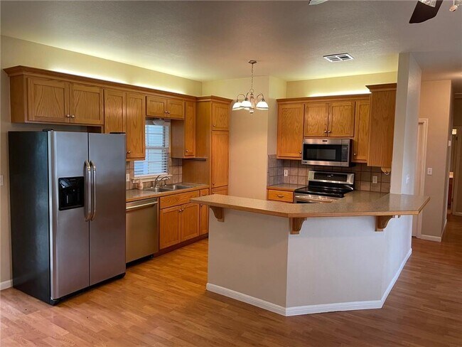 Building Photo - 1006 Castile Rd