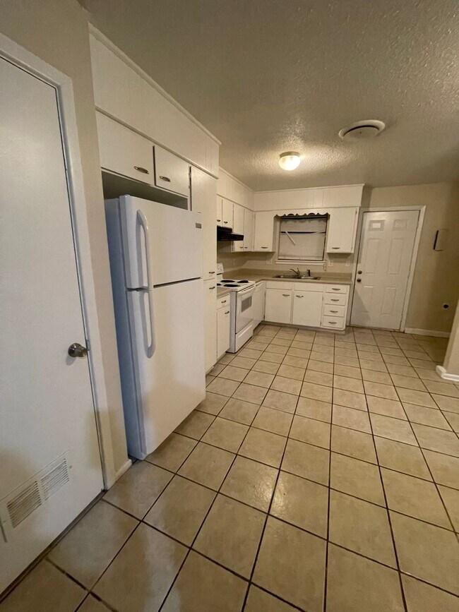 Foto del edificio - Spacious 2 bedroom with applicances