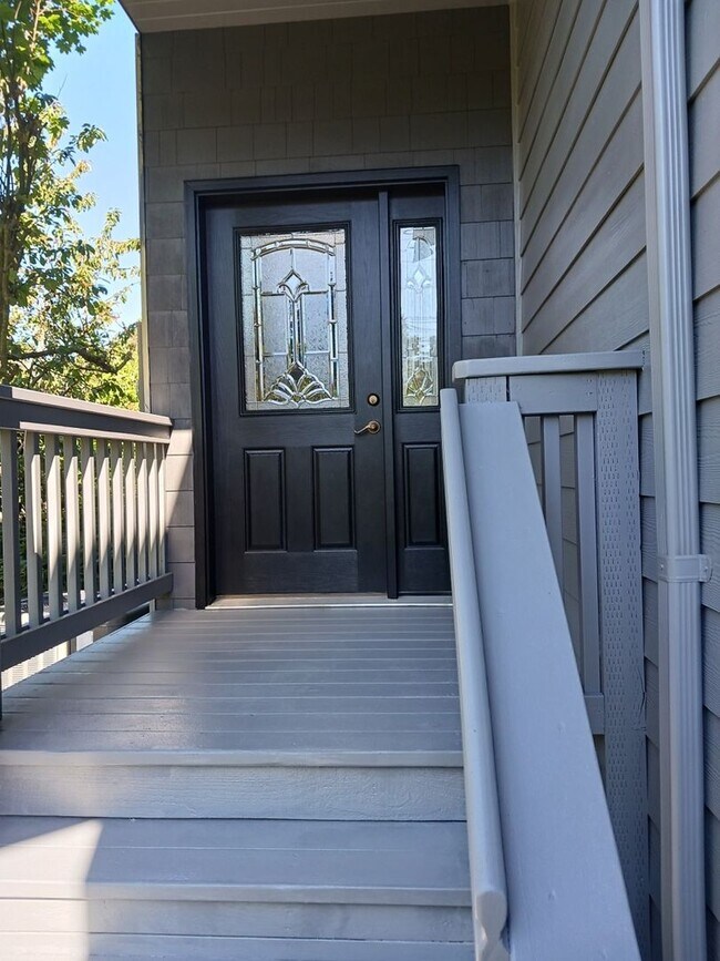 Building Photo - Beautiful Centrally fully furnish 3 bedroo...