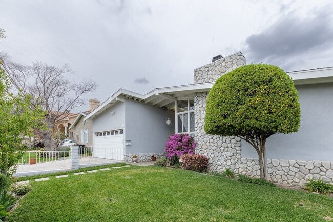 Foto del edificio - Spacious 3BR / 2BA Single-Story Pool Home in Granada Hills
