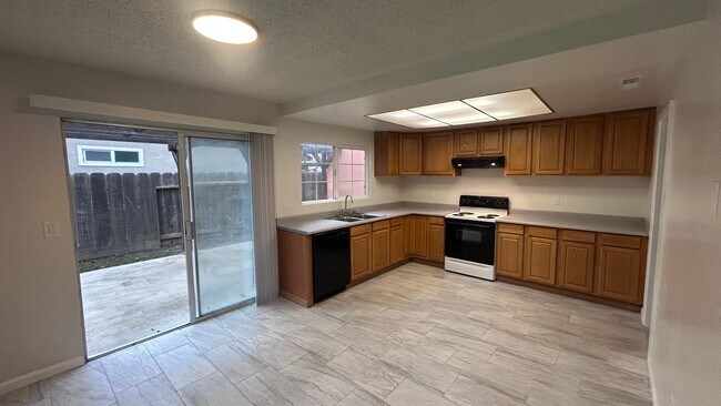 Building Photo - 1917 Coral Oak Ct