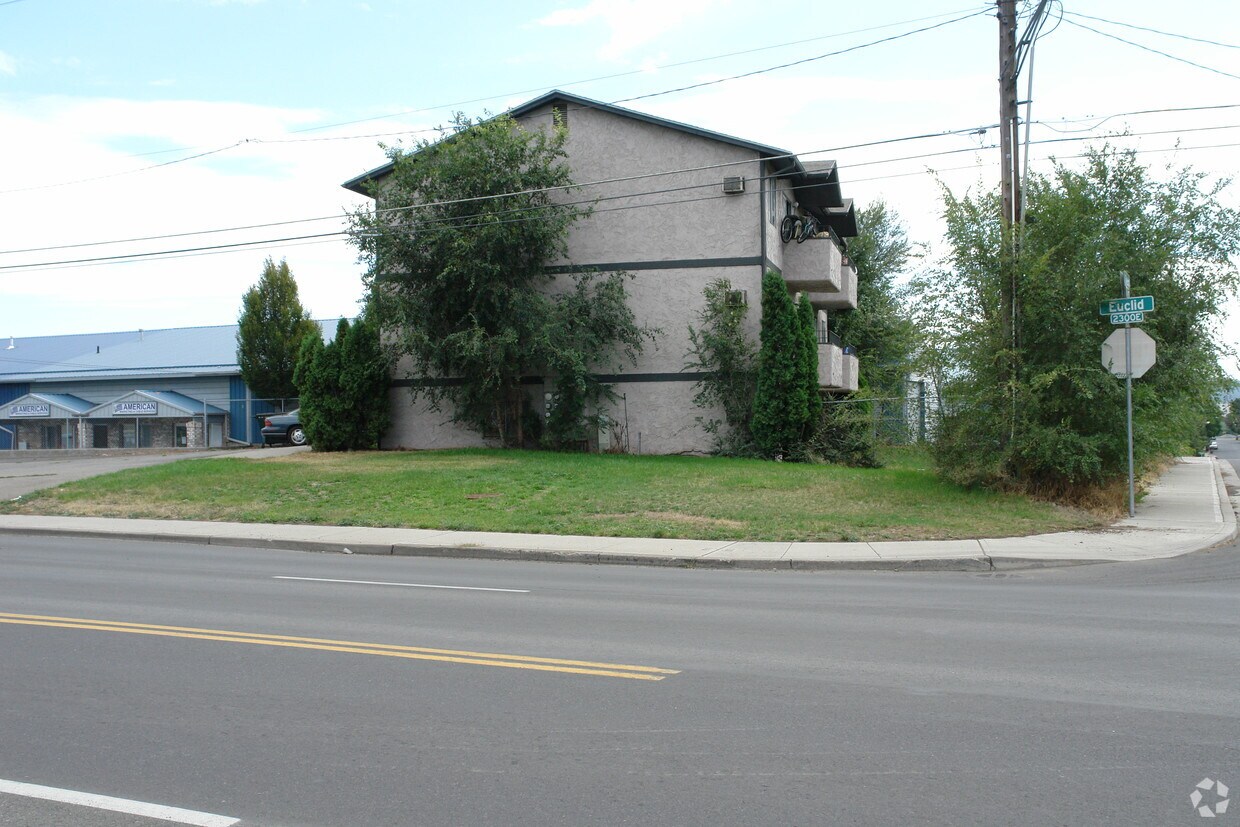 Building Photo - 3010 N Stone St