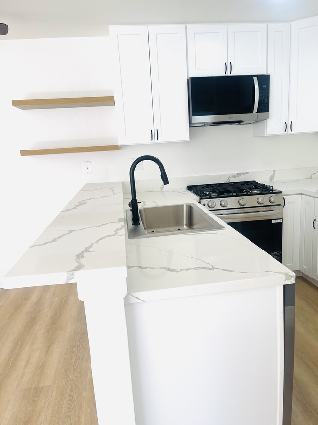 Building Photo - 518 Oak St