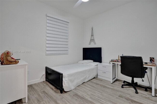 Foto del edificio - 250 SW 159th Ct